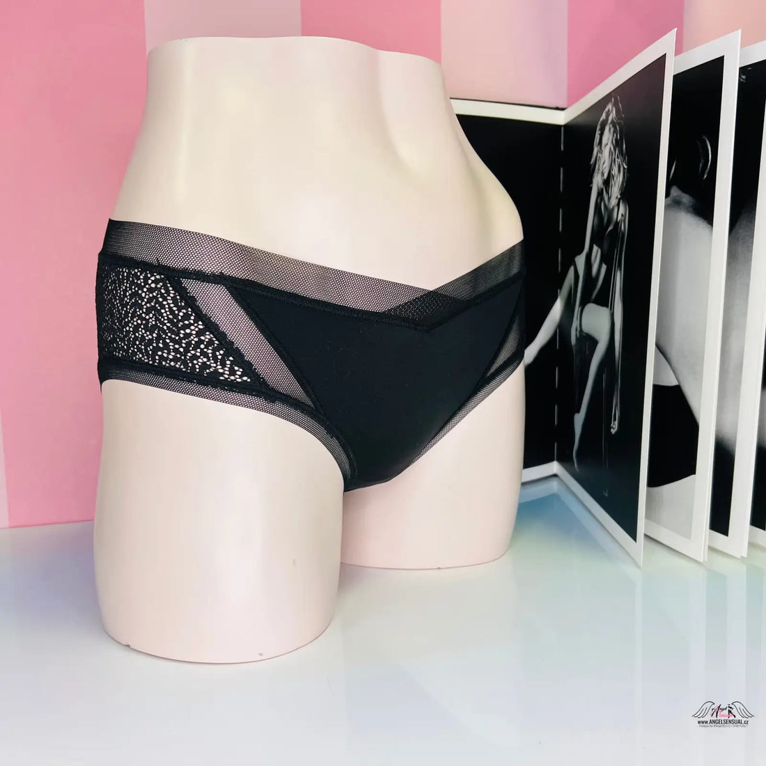 Manekýn torzo v černých kalhotkách s krajkou a síťovinou kolem celého obvodu