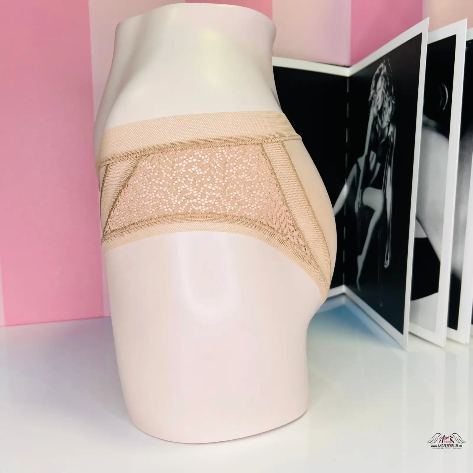 Beige vysoké platformy s chunky podrážkou a páskem na kotníku v Agent Provocateur