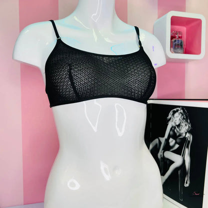 Detailní pohled na torzo manekýna s černou podprsenkou Victoria’s Secret