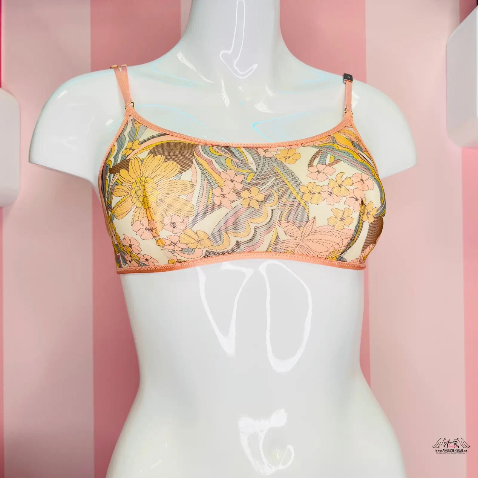 Manekýn s květinovým potiskem u podprsenky Victoria’s Secret v černé barvě