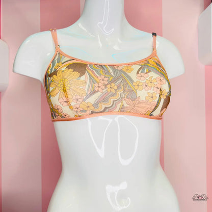 Manekýn s květinovým potiskem u podprsenky Victoria’s Secret v černé barvě