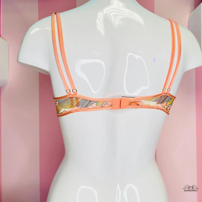 Manekýn s černou podprsenkou před růžovými pruhy v obchodě Victoria’s Secret