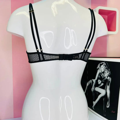 Detailní záběr na manekýn s černou podprsenkou Victoria’s Secret