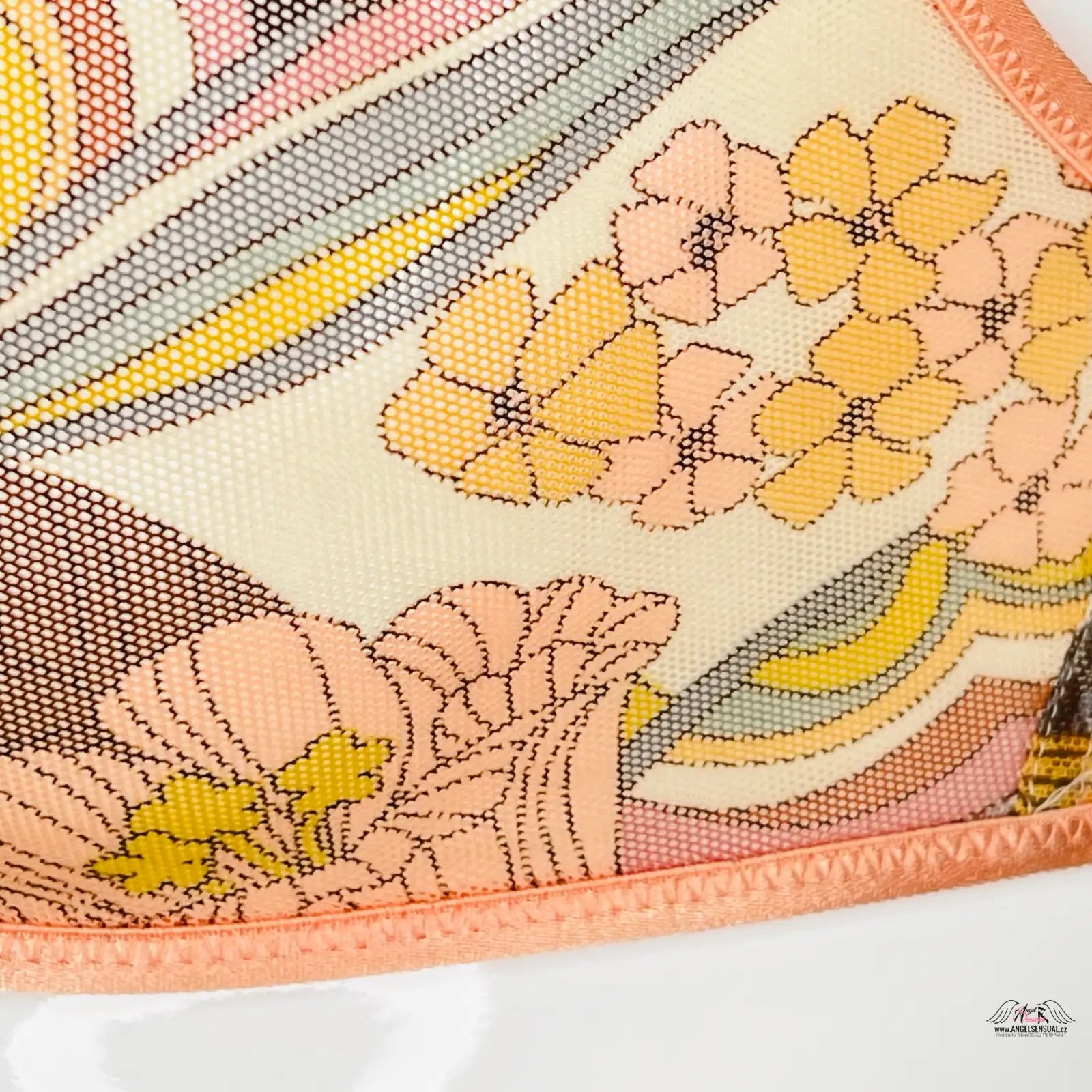 Detailní pohled na růžovo-žlutý květinový bikini top od Victoria’s Secret