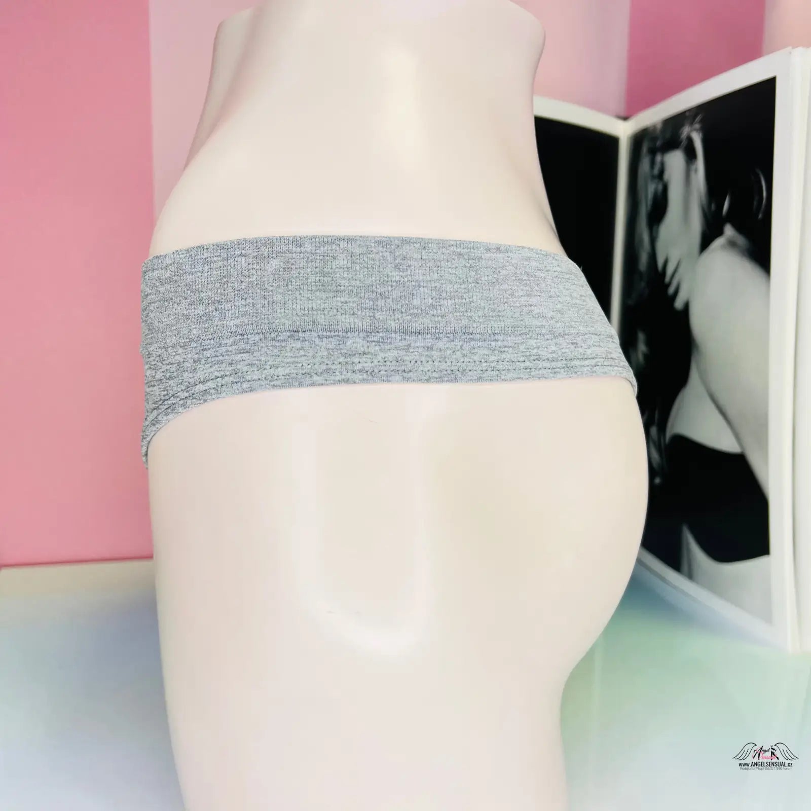Detailní záběr na stylové šedé tanga Victoria’s Secret s agent provocateur a černým nápisem láska