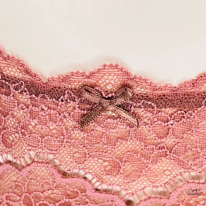 Nádherná pomněnková krajková tanga s růžovým květinovým vzorem a krajkovými okraji