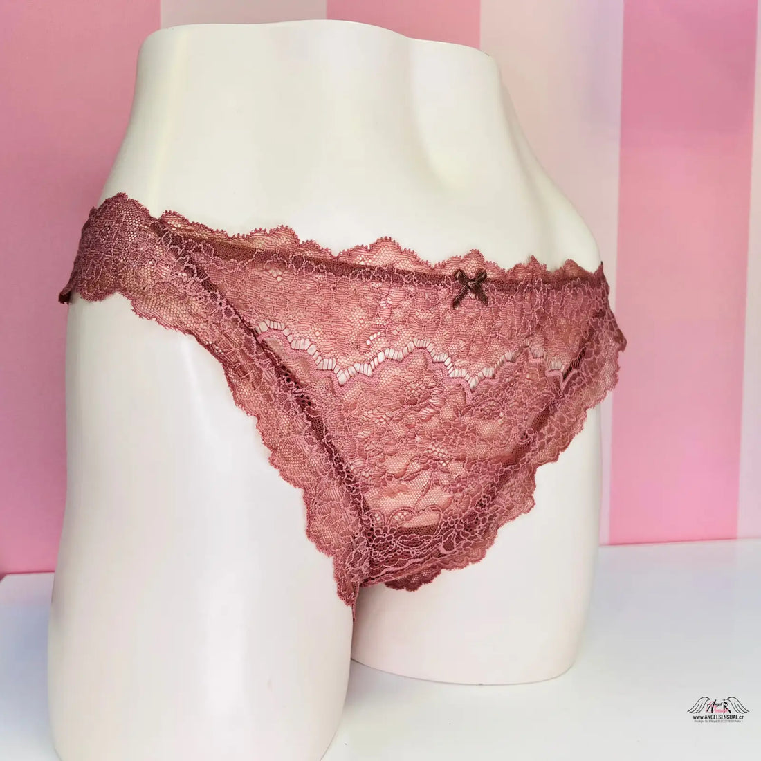 Dusty rose pomněnková krajková tanga na bílé figuríně, nádherná pomněnková krajková