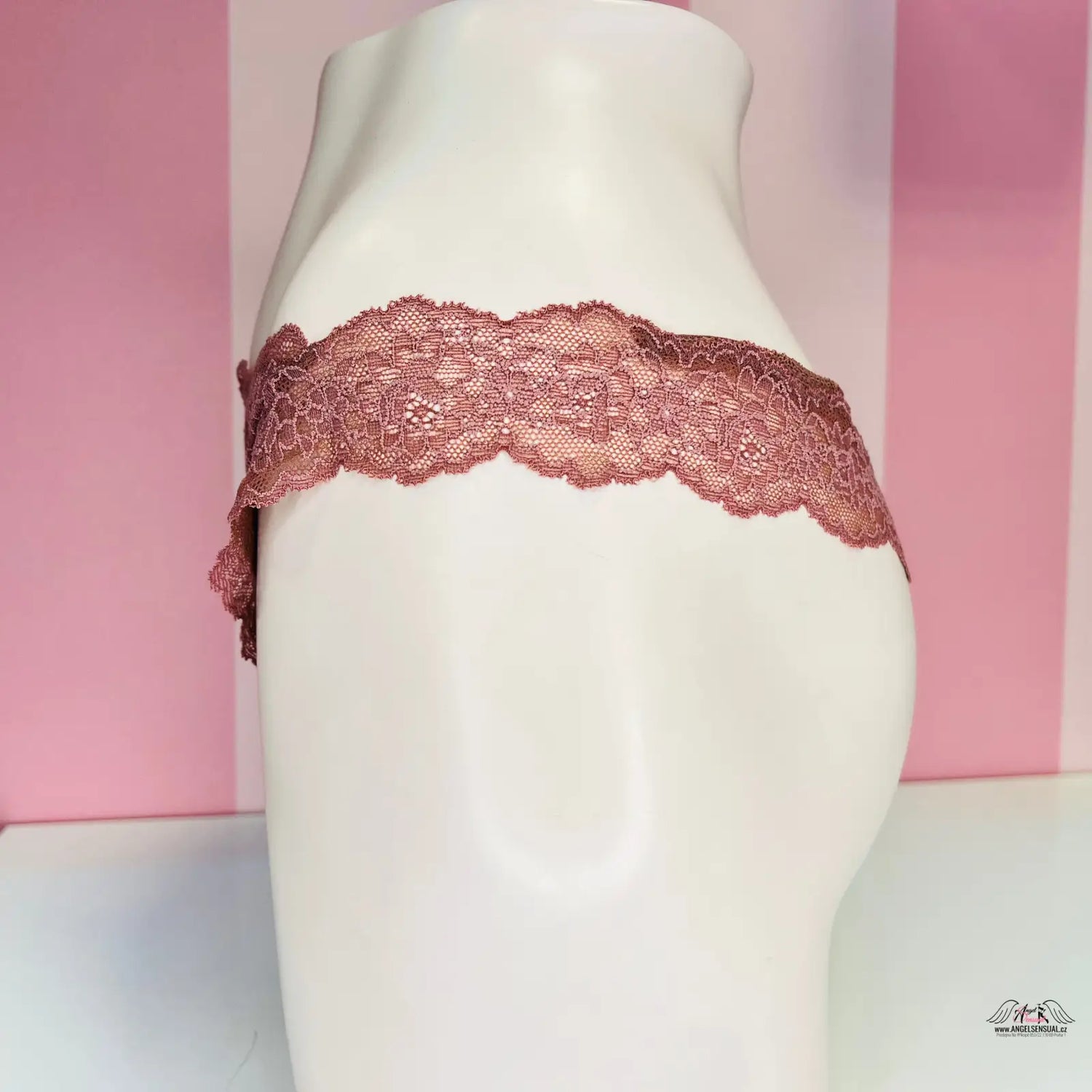 Nádherná pomněnková krajková tanga na bílém modelu, Victoria’s Secret Tanga Krajka s Květinovým Vzorem