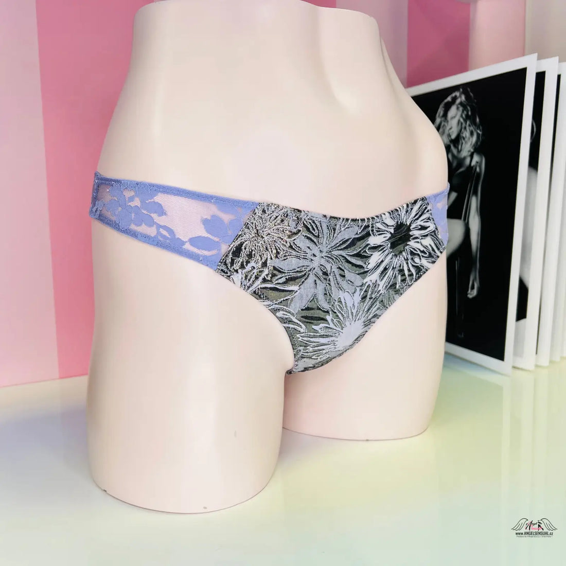 Floral-patterned women’s underwear in pevnou stříbrnou látkou, designové tanga