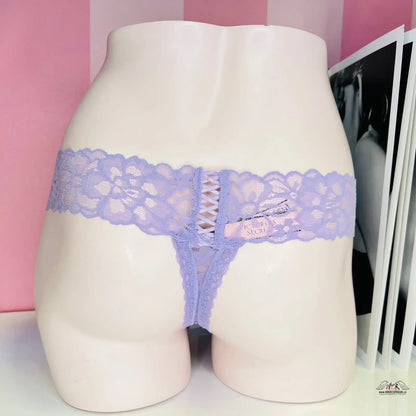Lavender krajkové tanga Victoria’s Secret s ozdobným šněrováním na přední straně