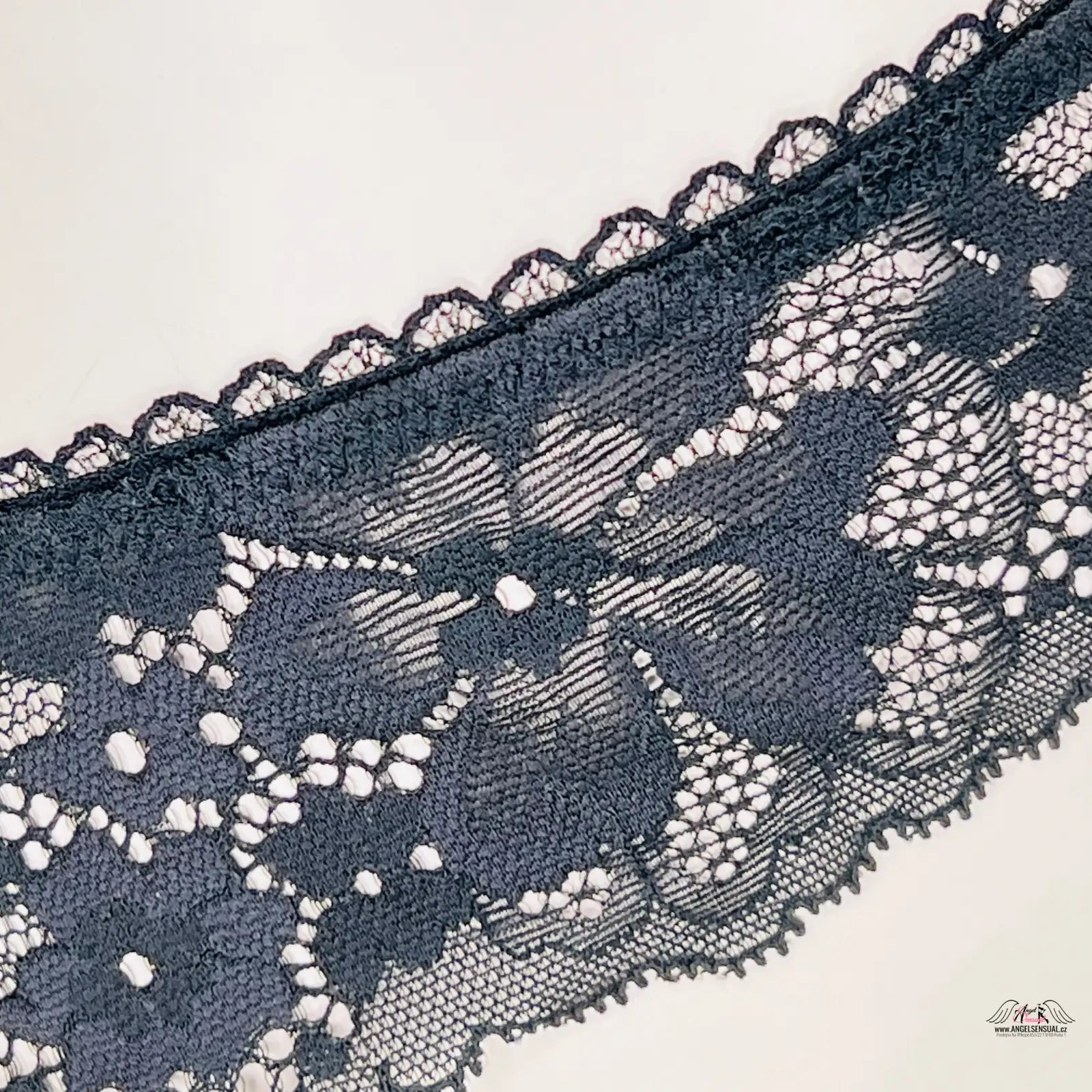 Delikátní černá krajková krajkou kolem pasu s elegantním vzorovaným tangem Victoria’s Secret