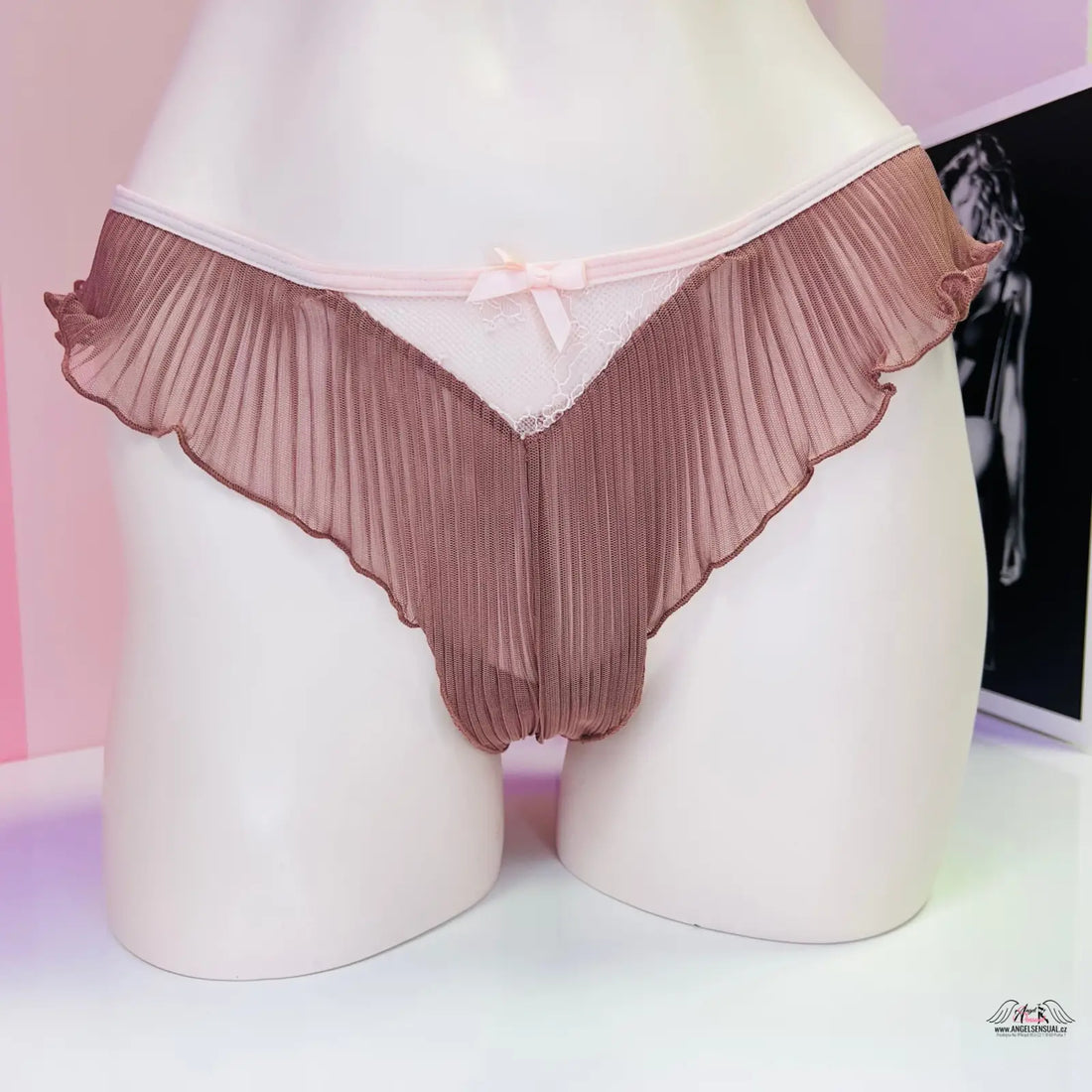 Jemná tanga Victoria’s Secret z lehkého materiálu s růžovými volánky a mašličkou