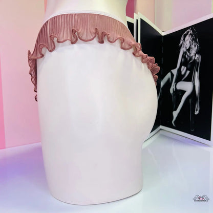 Bílá keramická váza s růžovým okrajem, ideální pro jemná tanga z lehkého materiálu Victoria’s Secret