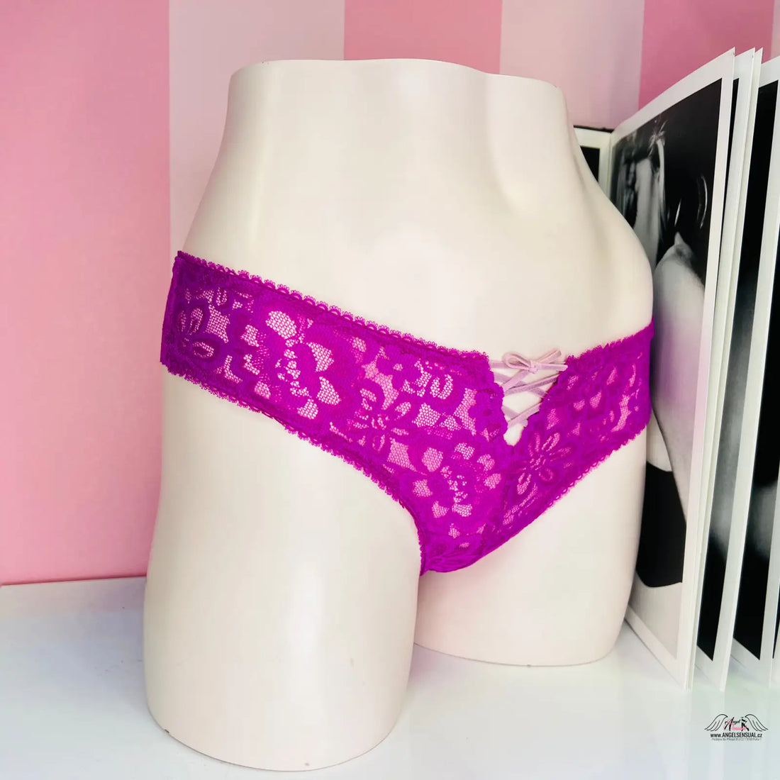 Krajkové tanga Victoria’s Secret s ozdobným šněrováním a detailní přední stranou