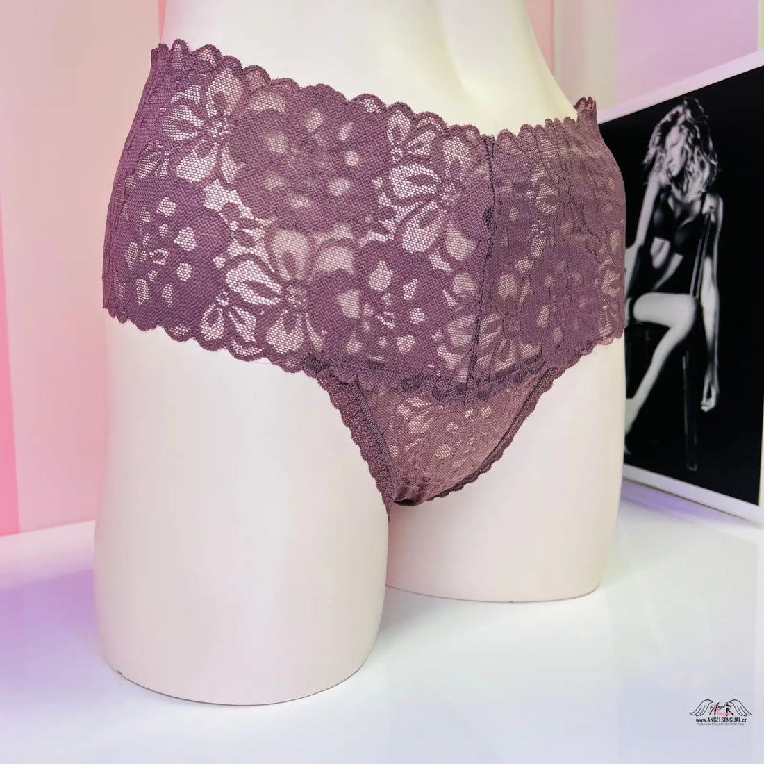 Krajková tanga Victoria’s Secret vysokým pasem nikde neškrtí na růžové stěně