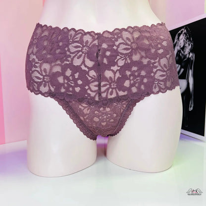 Krajková tanga Victoria’s Secret s vysokým pasem a černobílým motivem, nikde neškrtí