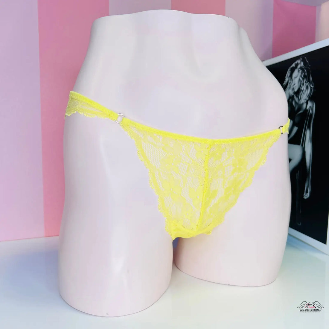 Žluté krajkové tanga Victoria’s Secret s stříbrnou aplikací pro elegantní vzhled