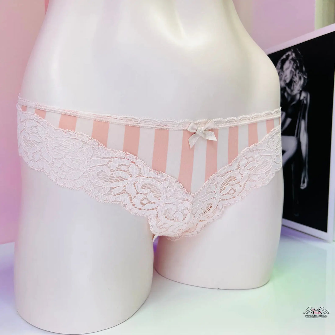 Pruhovaná tanga zdobená jemnou krajkou a růžovo-bílým pruhem, Victoria’s Secret