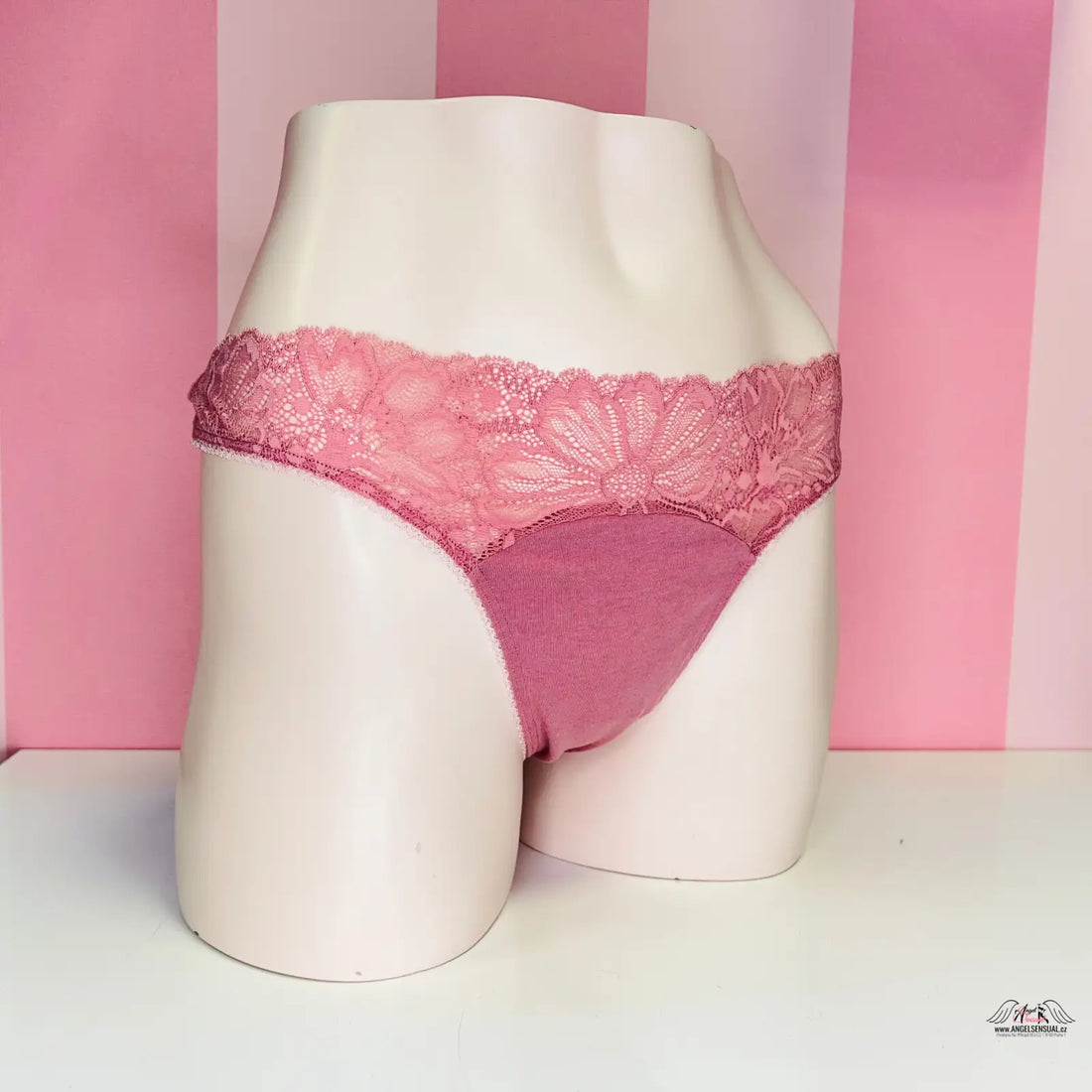 Pinkové dámské kalhotky Victoria’s Secret Tanga s jemnou krajkou na modelu