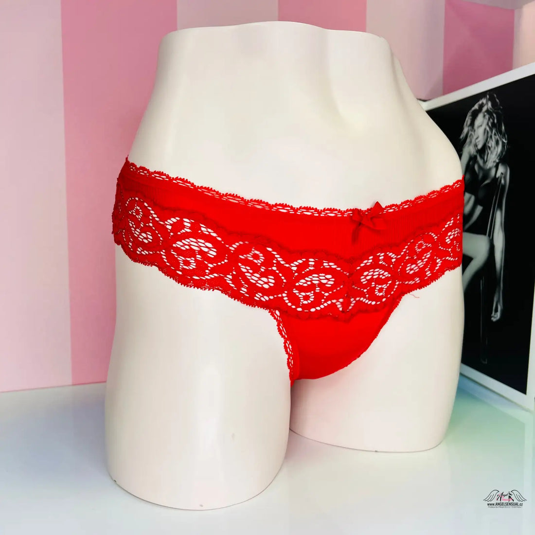 Červený tanga s jemným krajkovým volánkem a krajkovým volánkem, Victoria’s Secret Tanga s Jemnou Krajkou