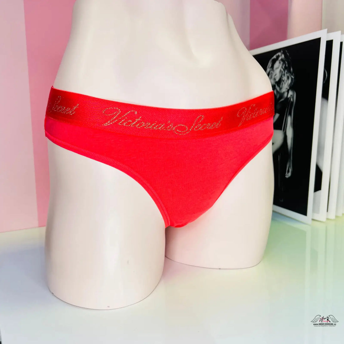 Victoria’s Secret petrolejová tanga s zlatým nápisem a červeným bikini s páskem