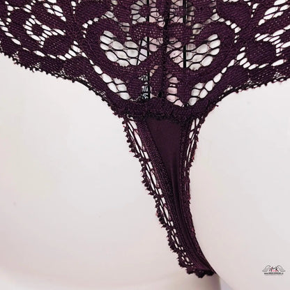 Krajková tanga Victoria’s Secret s fialovým háčkovým šátkem a černou krajkou