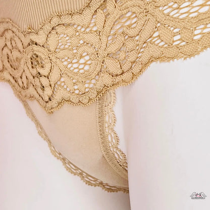 Blízky pohled na tělovou krajkovou tanga Victoria’s Secret Tanga s Krajkou