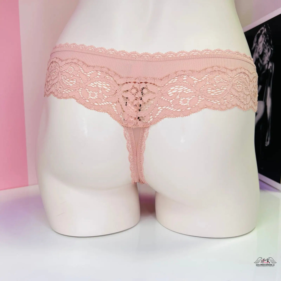 Krajková tanga Victoria’s Secret v růžové barvě s bílou manekýnou, tělová krajková