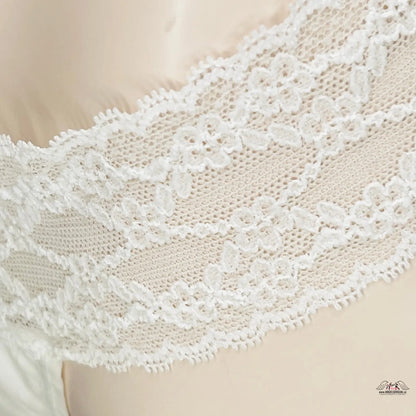 Blízký záběr dámského braletu s krajkovým lemem z produktu Victoria’s Secret Tanga s Krajkou Více Barev