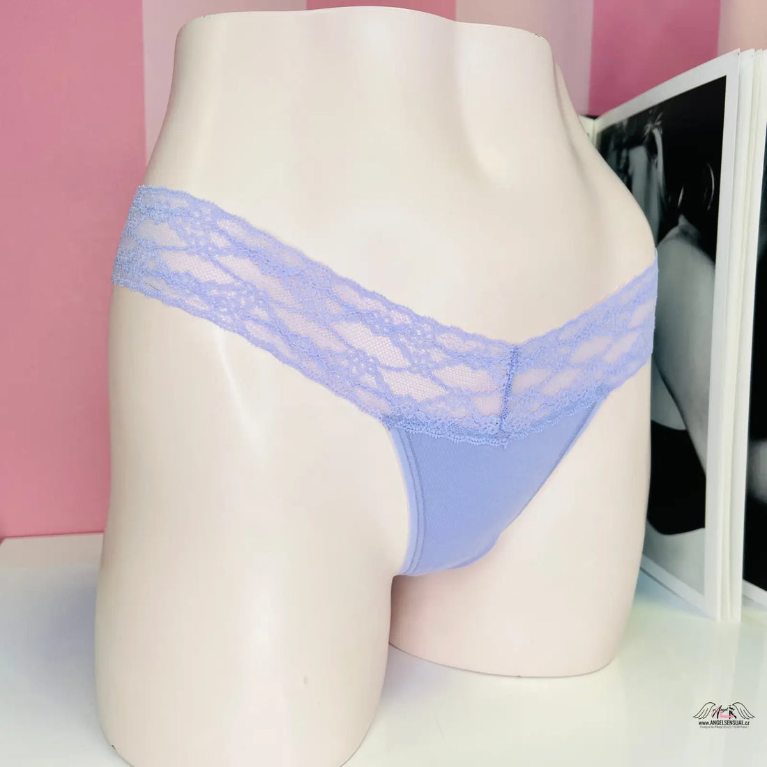 Žena v modrých stylových bavlněných tangách s širokým krajkovým lemem