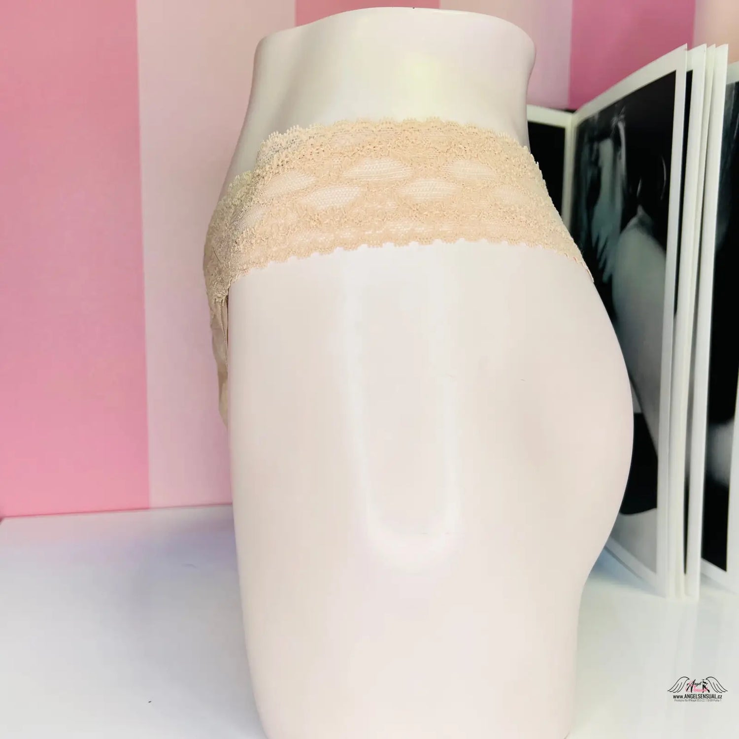 Stylová bavlněná tanga s širokým krajkovým lemem od Victoria’s Secret