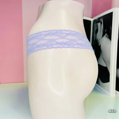 Ženské torzo s modrým krajkovým lemem na stylových bavlněných tangách Victoria’s Secret
