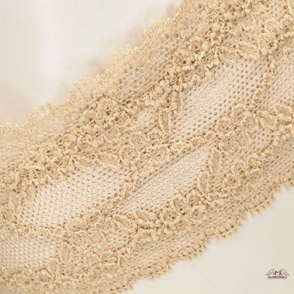 Detailní záběr na bílý pletený svetr s krajkovým lemem v produktu Victoria’s Secret Tanga s Krajkou Více Barev