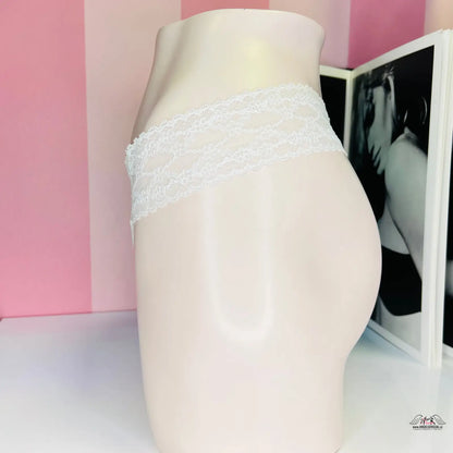 Bílá manekýnka s krajkovým lemem a stylová bavlněná tanga Victoria’s Secret