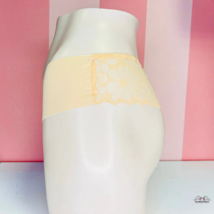 Peachové luxusní jemné krajkové tanga Victoria’s Secret Tanga s Krajkou zadní straně