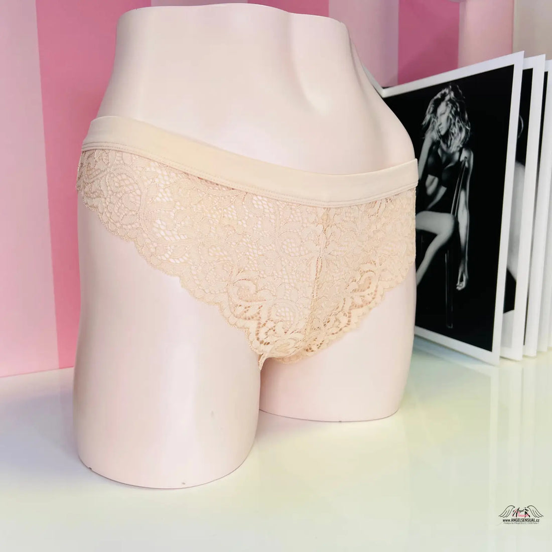 Beige krajkové tanga Victoria’s Secret s hebkou gumou a elegantní krajkové detaily
