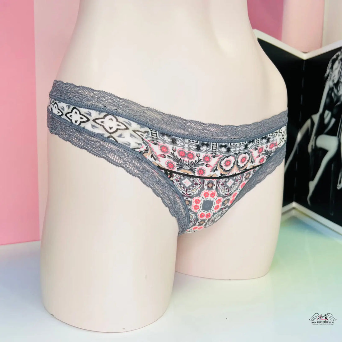 Patterned lace-trimmed panties Victoria’s Secret Tanga s Krajkou s jemnou krajkou kolem obvodu