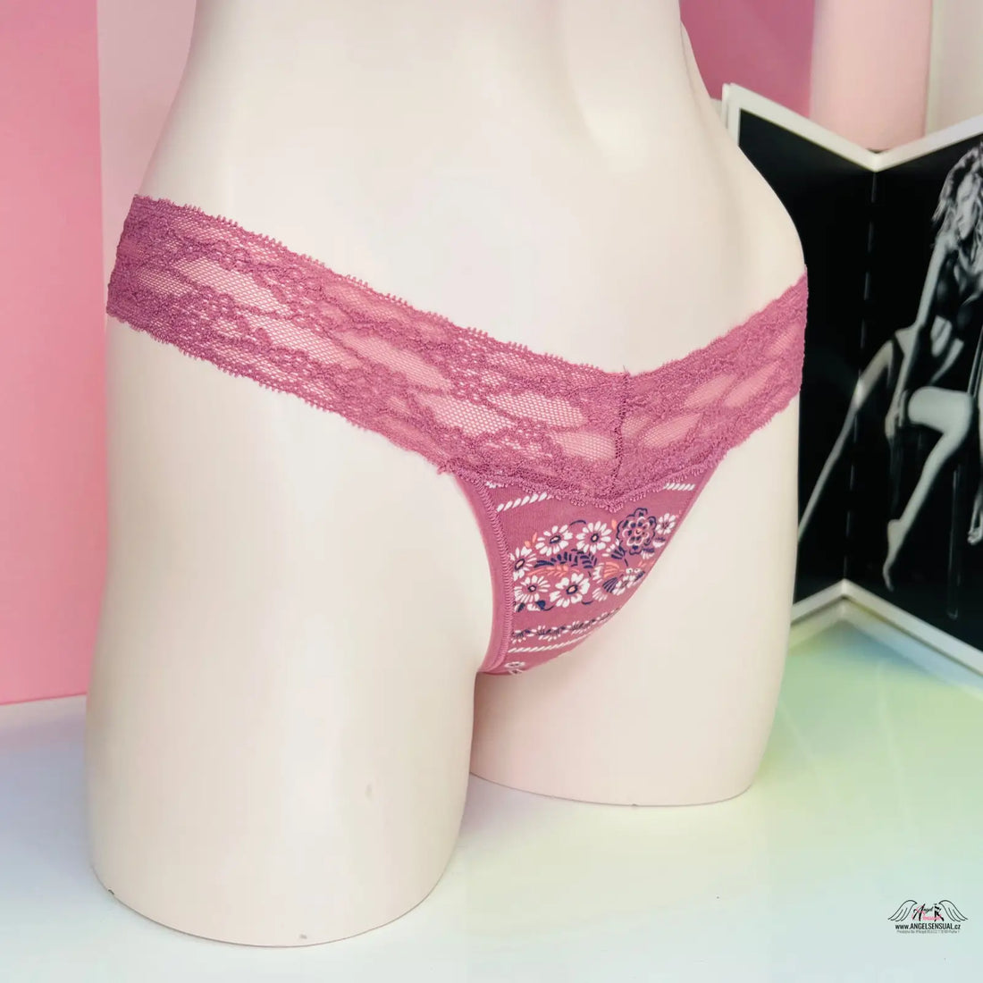 Floral-patterned thong with lace trim from Victoria’s Secret Tanga s Krajkou featuring jemnou krajkou