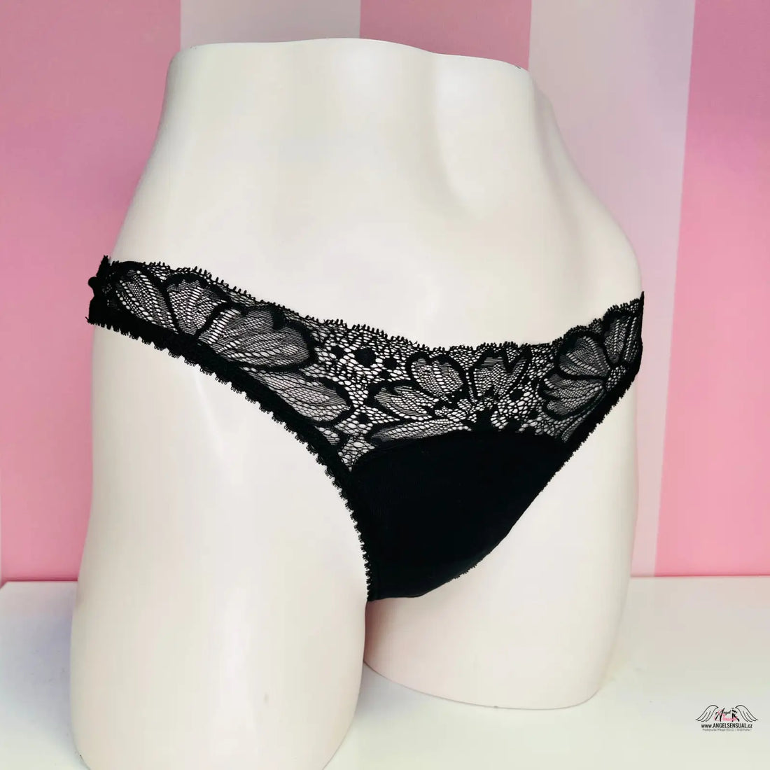Black lace-trimmed thong with jemnou krajkou from Victoria’s Secret Tanga s Krajkou