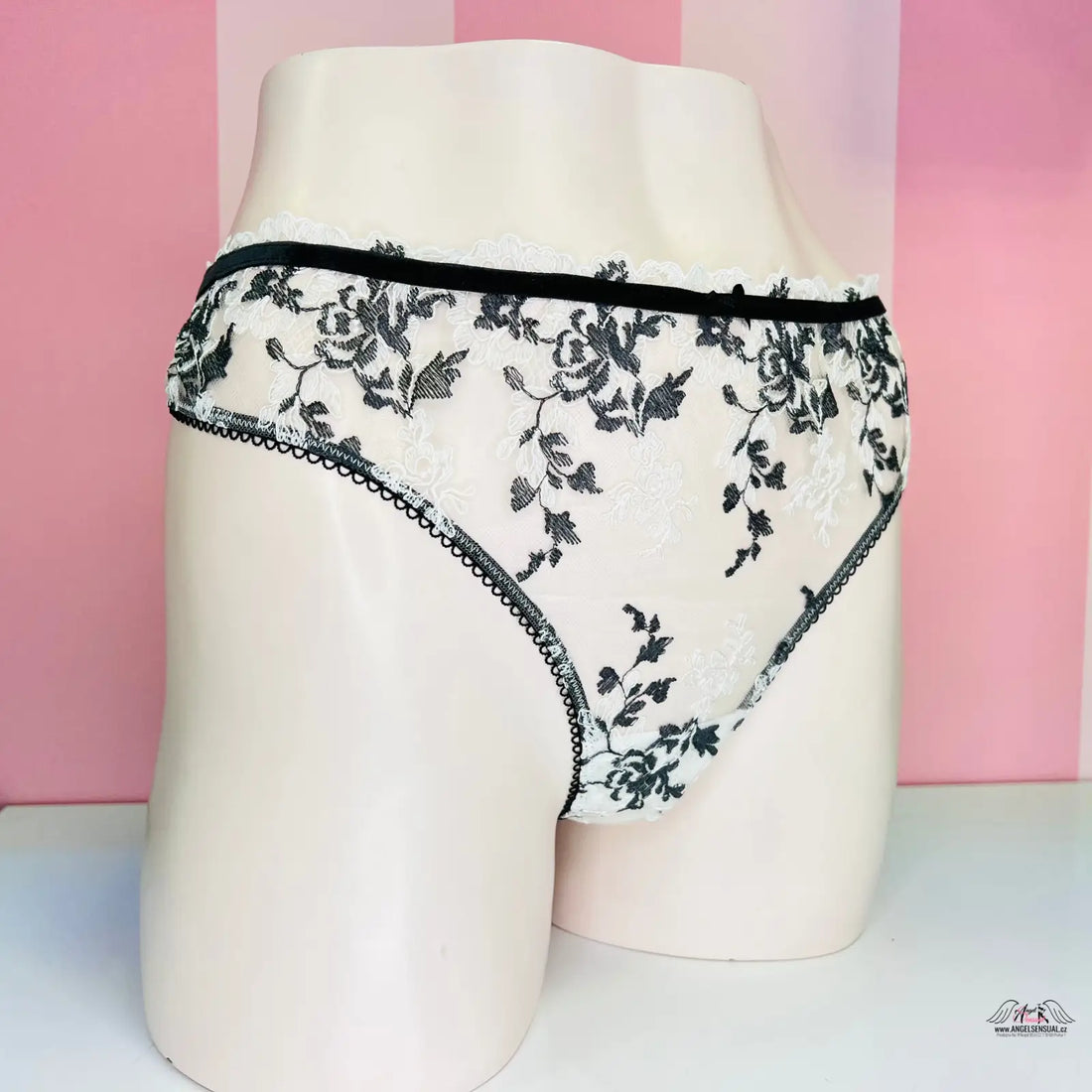 Velice příjemné bílé tanga s černým květinovým vzorem a krajkovým lemem