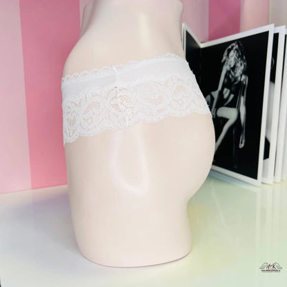 White lace-trimmed underwear from Victoria’s Secret Tanga s Krajkovým Šarmem, elegantní prošívaná tanga