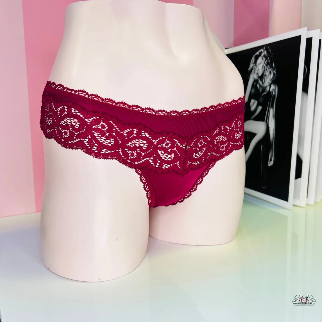 Burgundy prošívaná tanga s krajkovým lemováním v kolekci Victoria’s Secret Tanga s Krajkovým Šarmem