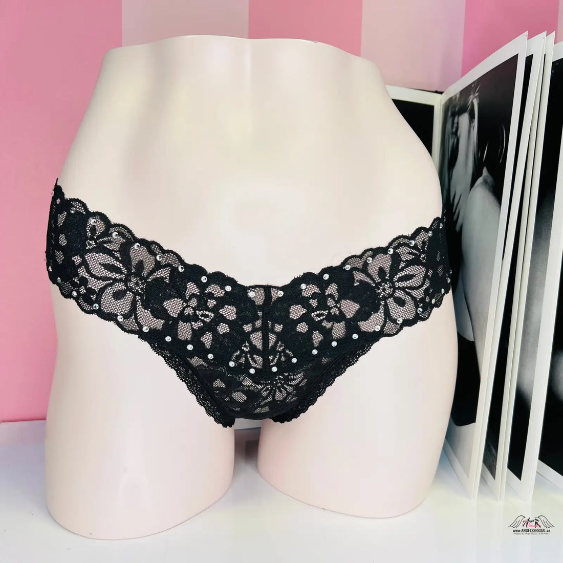 Krajkové tanga s motivem květin a ozdobnými kamínky od Victoria’s Secret