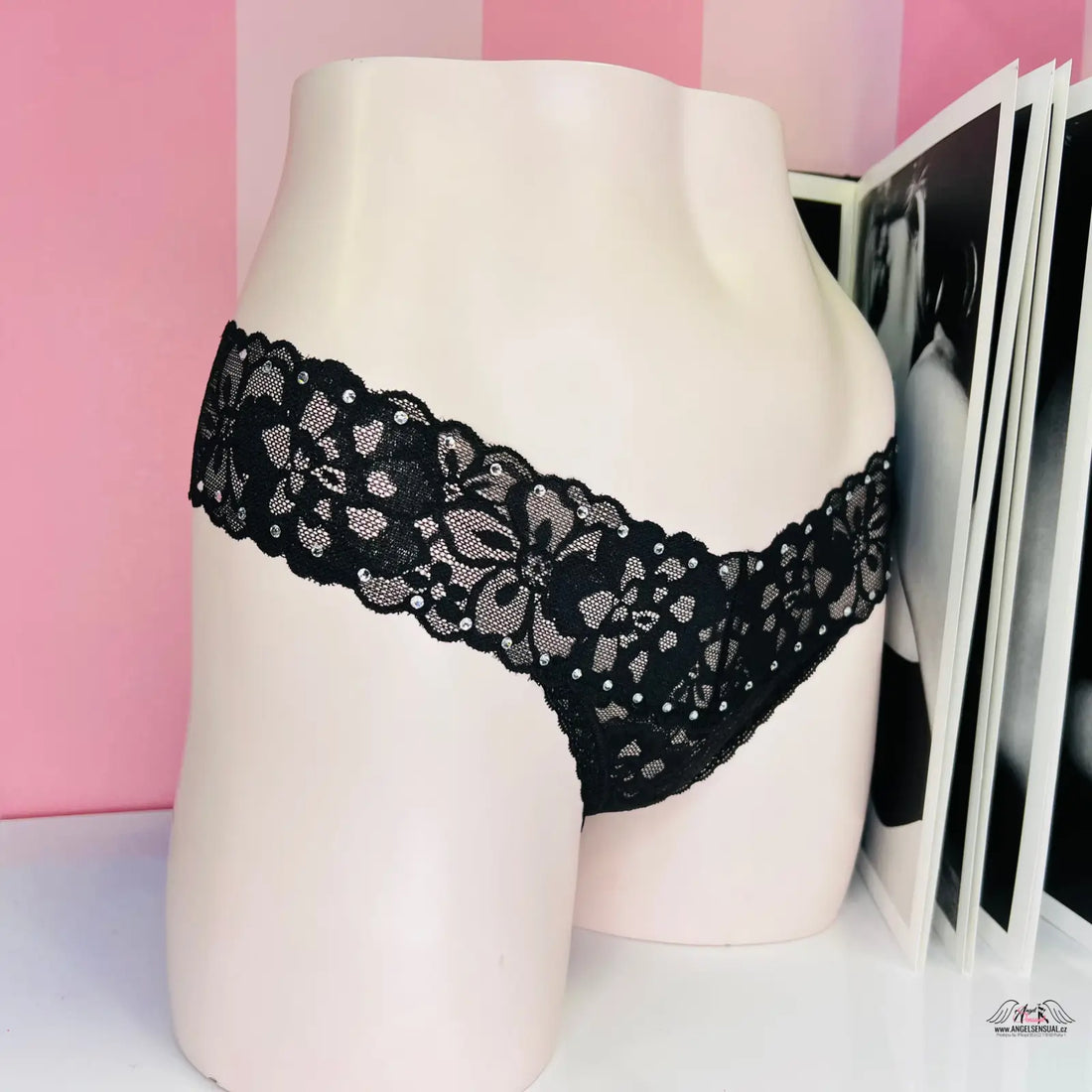 Krajkové tanga s motivem květin a ozdobnými kamínky, Victoria’s Secret Tanga