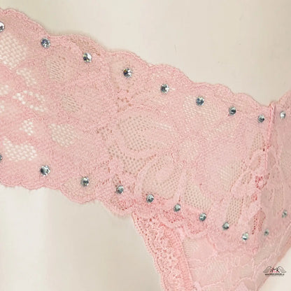 Krajkové tanga s motivem květin a ozdobnými kamínky od Victoria’s Secret