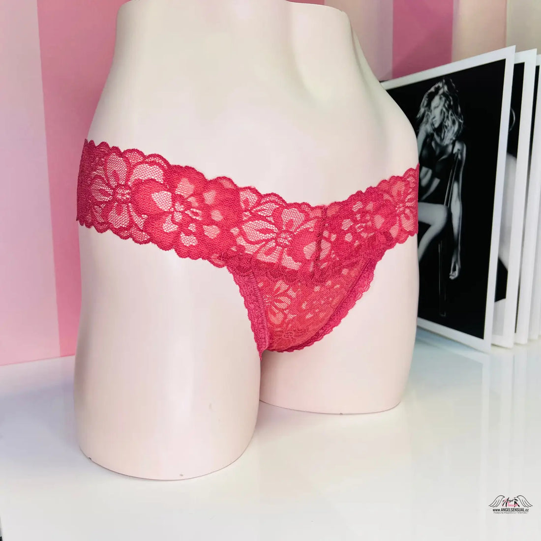 Krajkové tanga Victoria’s Secret s květinovým vzorem a červeným květinovým designem