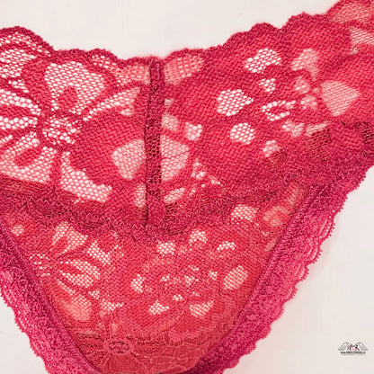 Krajkové tanga Victoria’s Secret s květinovým vzorem a červeným floralním designem