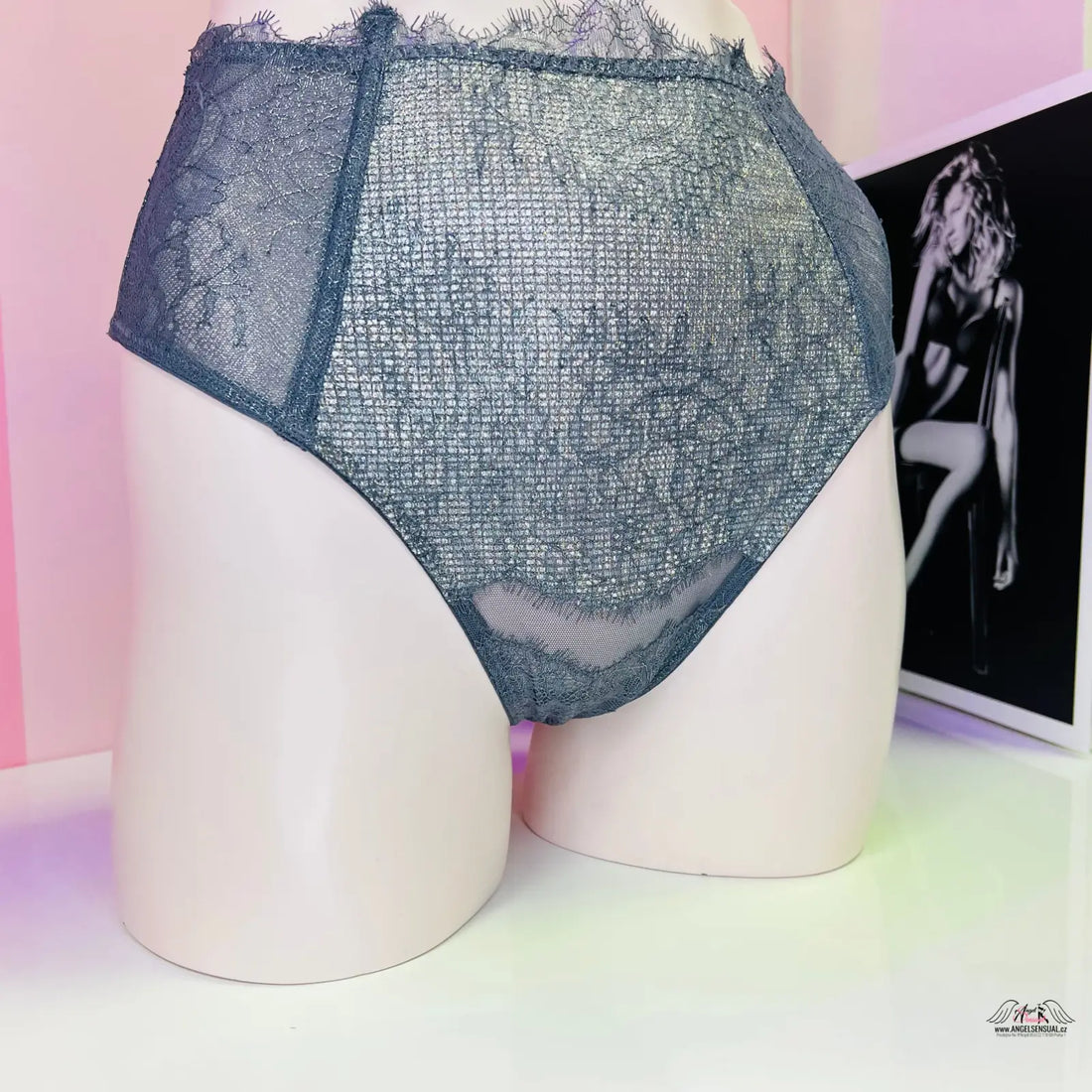 Elegantní tanga s krajkovým vzorem a stříbrnými nitěmi s vysokým pasem