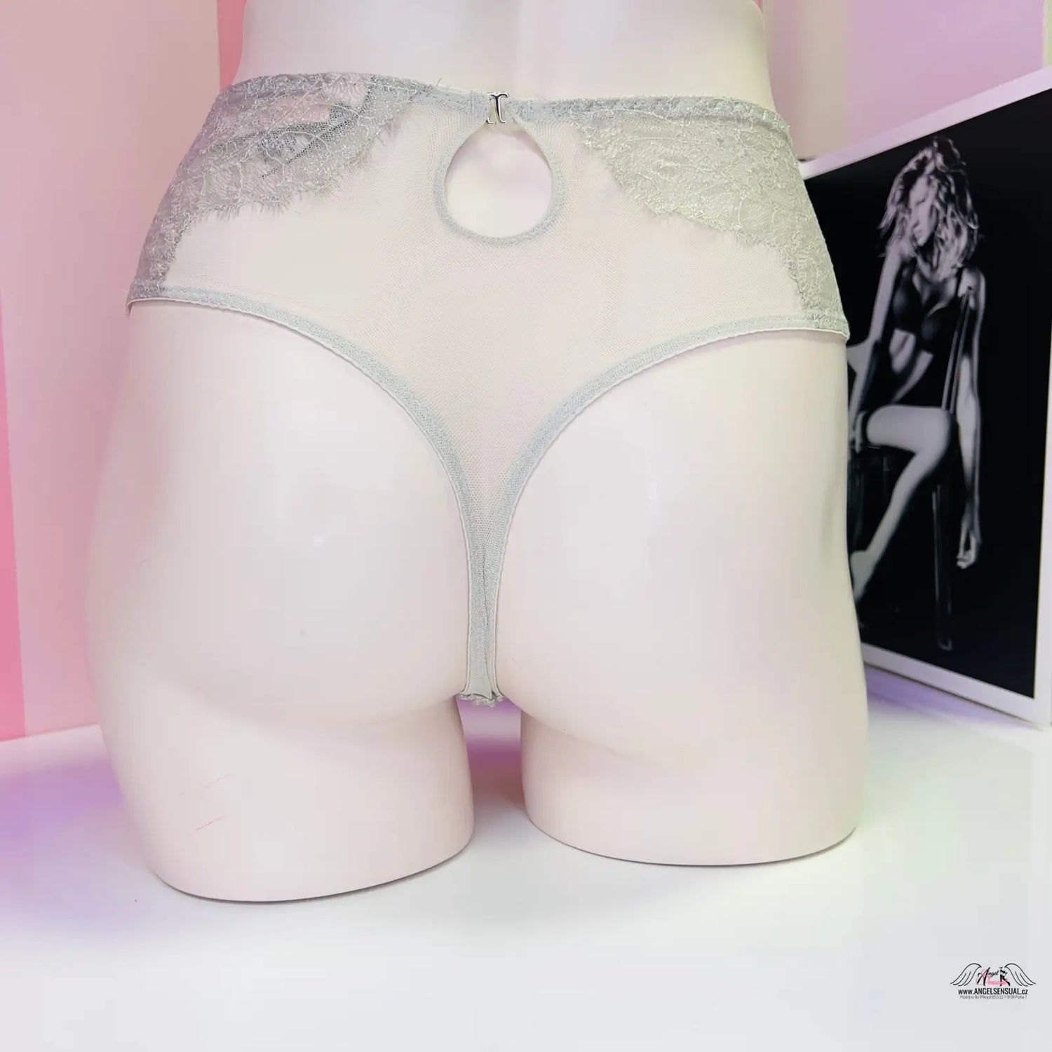 Elegantní tanga s vysokým pasem a stříbrnými nitěmi v produktu Victoria’s Secret Tanga s Lurexem
