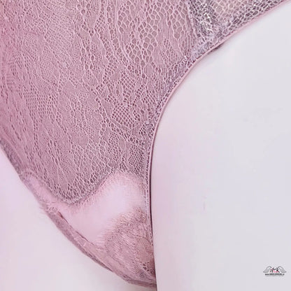 Elegantní tanga s růžovým krajkovým vzorem a stříbrnými nitěmi vysokým pasem